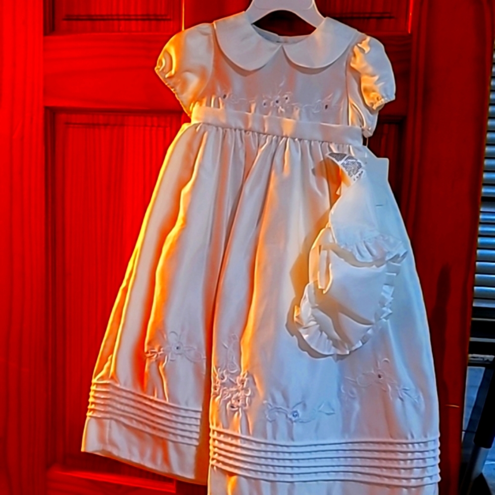 Sage Lauren Collection White Christening Gown with hat. 6-9 months. NWT